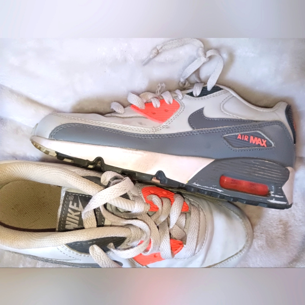 Nike airmax size 6.5youth = size 8 womens